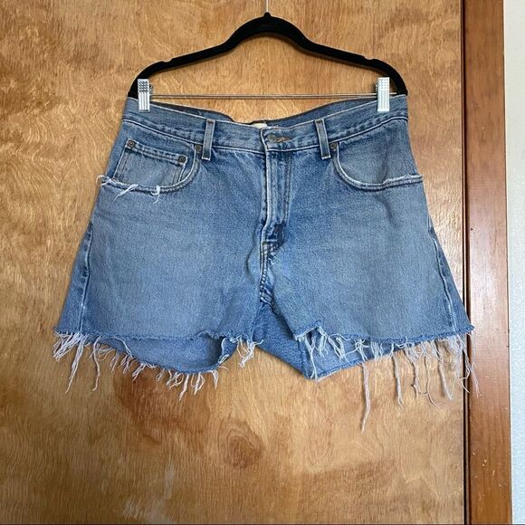Levi’s 550 Mid Thigh Light Wash Frayed Denim mom Shorts - Picture 5 of 10